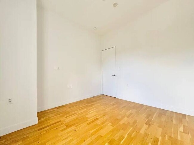 Foto del edificio - Furnished room/NOT APARTMENT