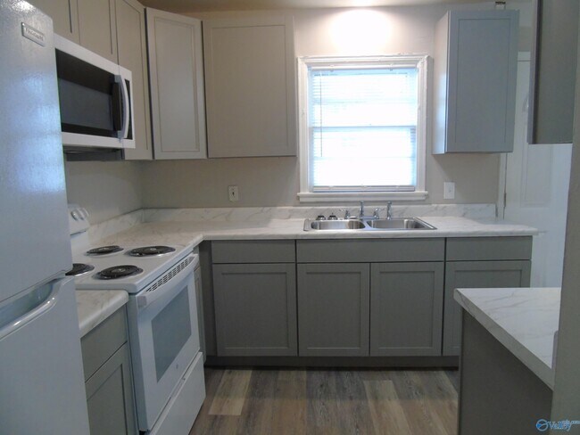 Building Photo - 1009 Halsey Ave NE