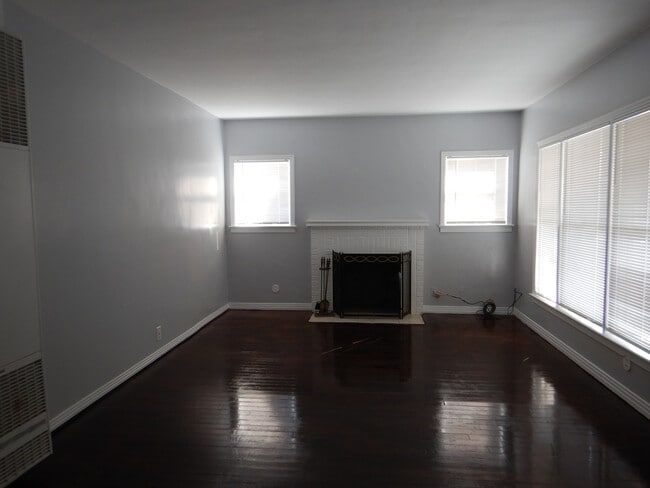 Building Photo - 614 W Atkins Ave