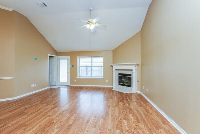 Foto del edificio - 814 Courtside Dr W