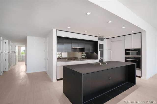 Building Photo - 300 Collins Ave