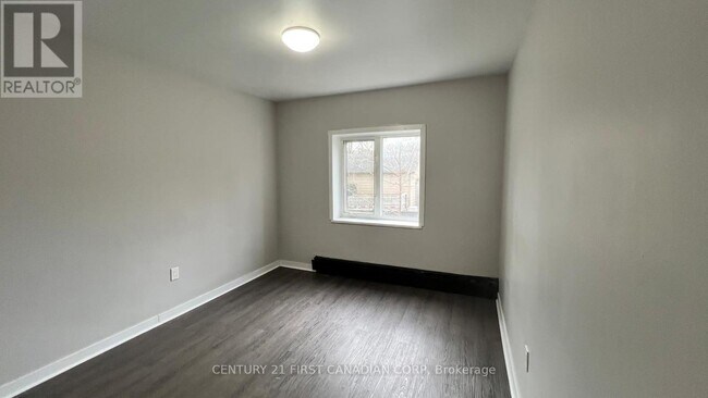 Photo du bâtiment - 871 Adelaide St N