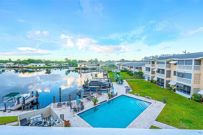 Foto del edificio - 700 Pine Dr