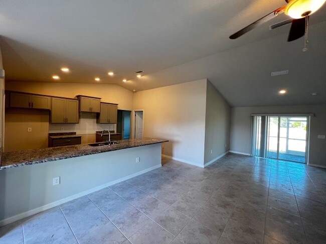 Foto del edificio - Coming Soon! Like-New 4BR/2BA Home – Moder...