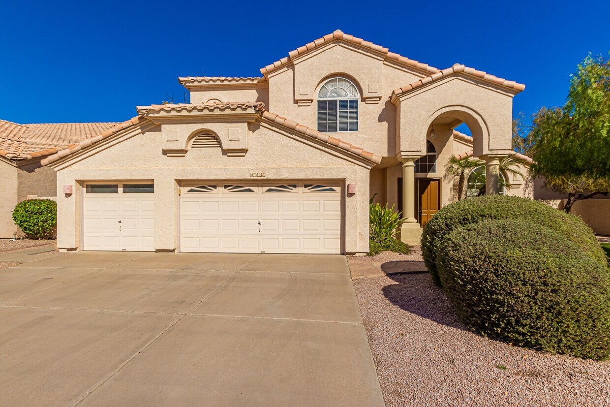 Foto principal - Gorgeous, 5 bedroom home with 3-Car Garage...