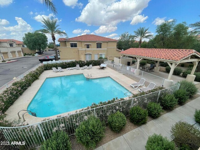Foto del edificio - 525 N Miller Rd