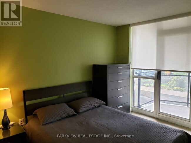 Photo du bâtiment - 1006 Sheppard Ave E