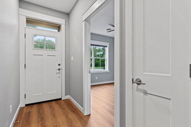 Foto del edificio - Luxury 3 Bed, 2.5 Bath - Townhome - AVAILABLE Nov. 17, 2025