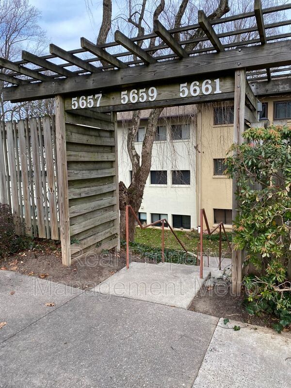 Foto del edificio - 5657 Harpers Farm Rd
