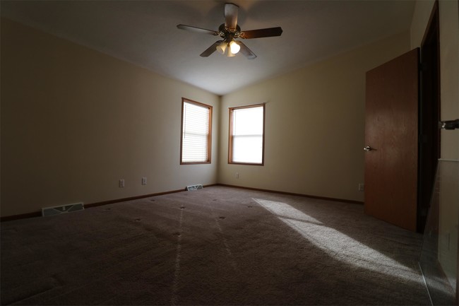 Building Photo - 12300 Clarks Creek Rd