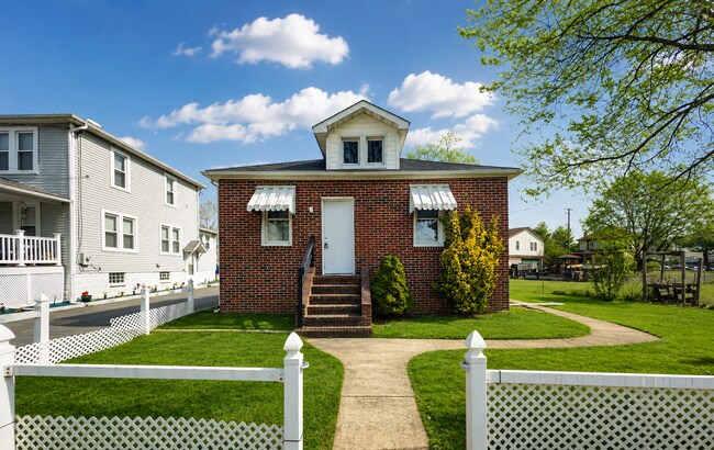 Building Photo - 5 Homeland Ave