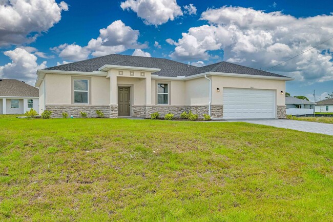 Foto del edificio - ** 3 + Den Home in NW Cape ~ 2 Car Garage **