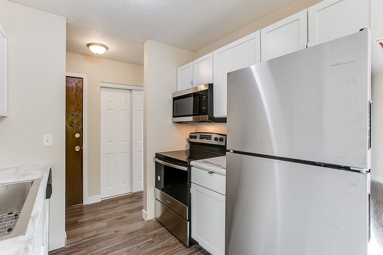 8030 Central Ave NE Unit 8030307, Spring Lake Park, MN 55432 Room