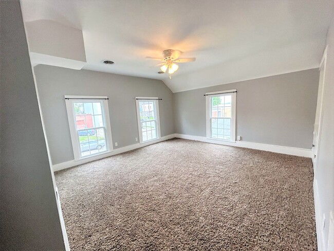 Building Photo - 677 Oak St