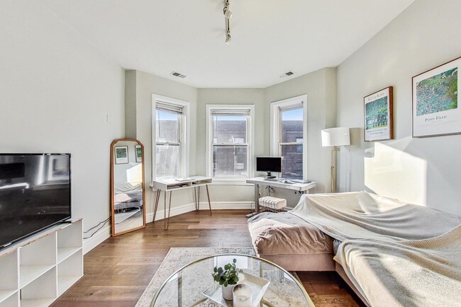 Building Photo - 2541 N California Ave