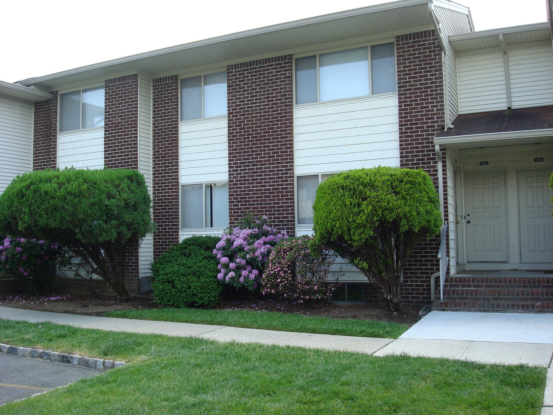 Exterior View. Direct Entry from Parking Lot. - 1306 Bradley Ct