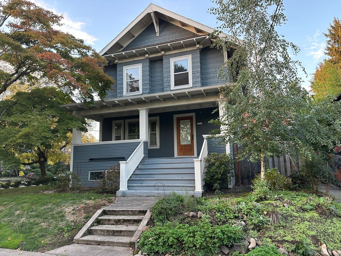 Primary Photo - Beautiful 4 Bedroom Home Just Two Blocks f...
