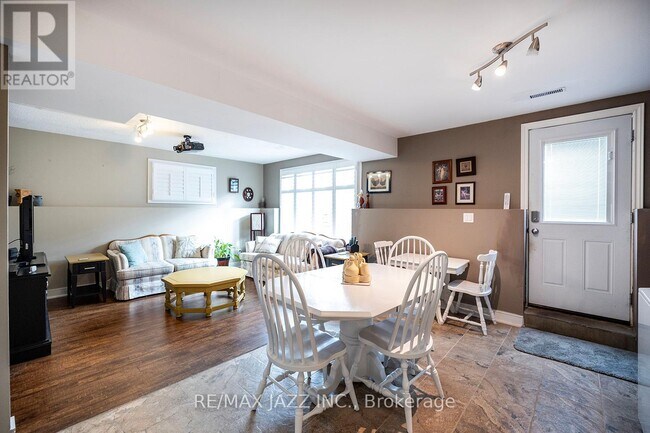 Building Photo - 801 Tarn Ct