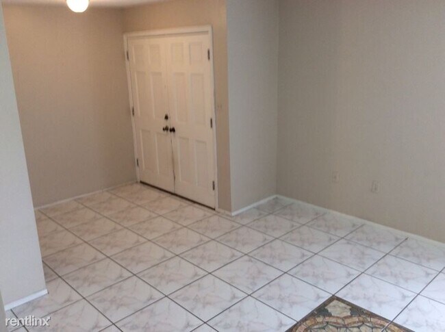 Building Photo - 3 br, 2.5 bath Townhome - 105 Lago Vista Blvd