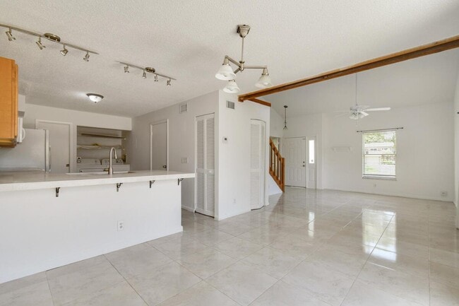 Building Photo - 324 Maplecrest Cir