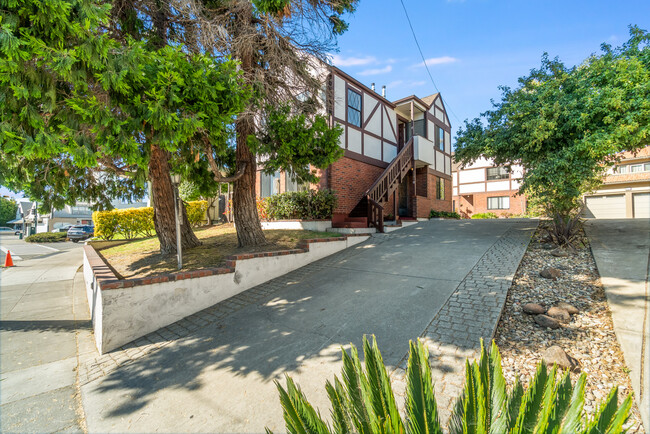 Building Photo - 3203 Fernside Blvd