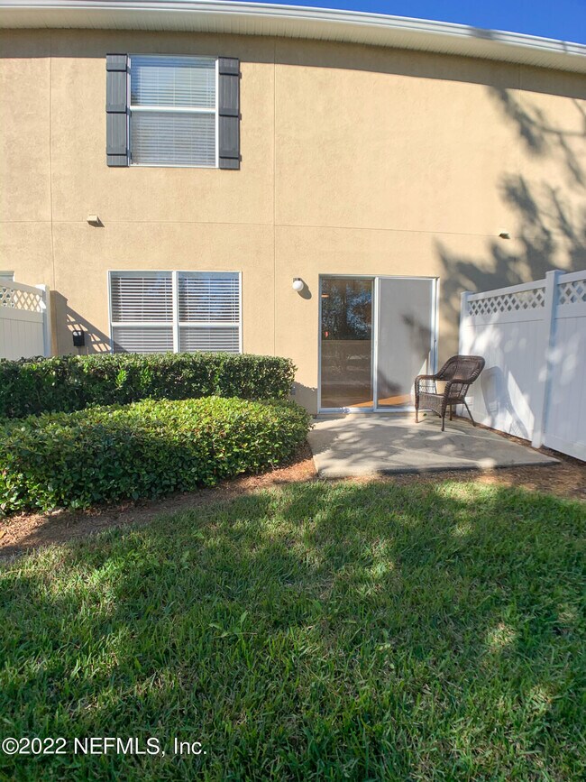 Foto del edificio - 1500 Calming Water Dr