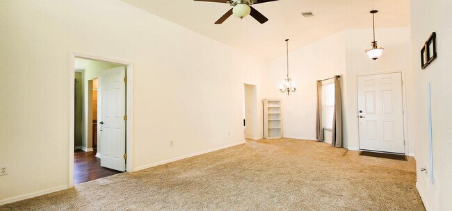 Building Photo - 268 Lake Suzanne Dr