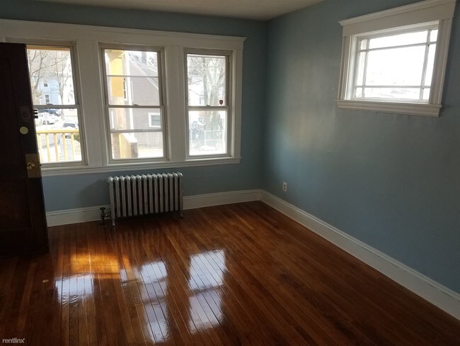 Building Photo - 1 br, 1 bath Apartment - 691 River St 6