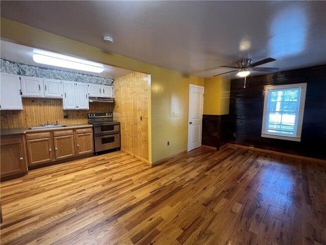 Building Photo - 207 Monhagen Ave