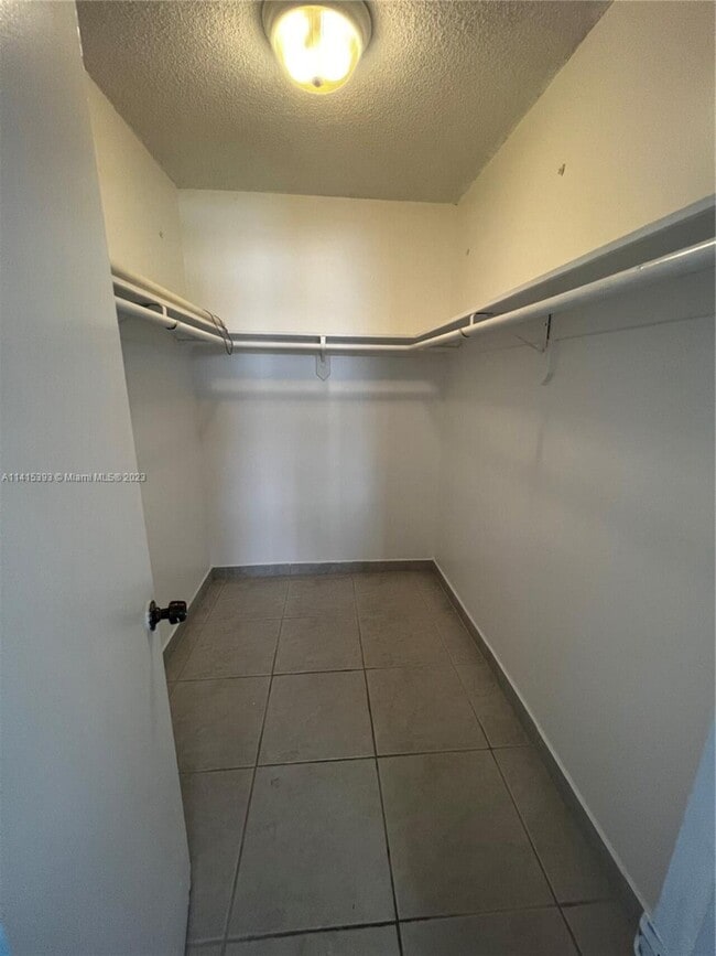 Foto del edificio - 3536 NE 168th St # 301