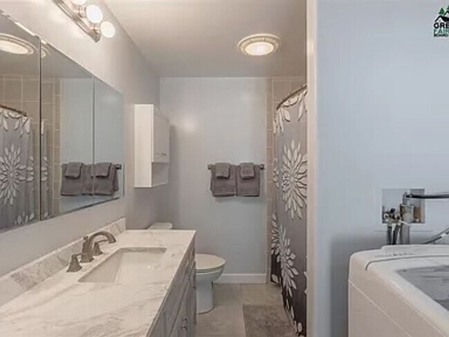 Building Photo - Charming 2 Bed, 1 Bath Home with 2-Car Gar...