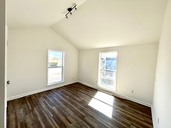 Building Photo - Gorgeous Remodel in Guntersville!