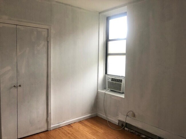 Building Photo - 370 W 52nd St