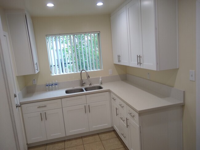 Foto del edificio - 12523 Burbank Blvd