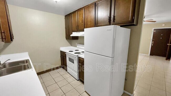 Foto del edificio - 1925 Pine Tree Dr