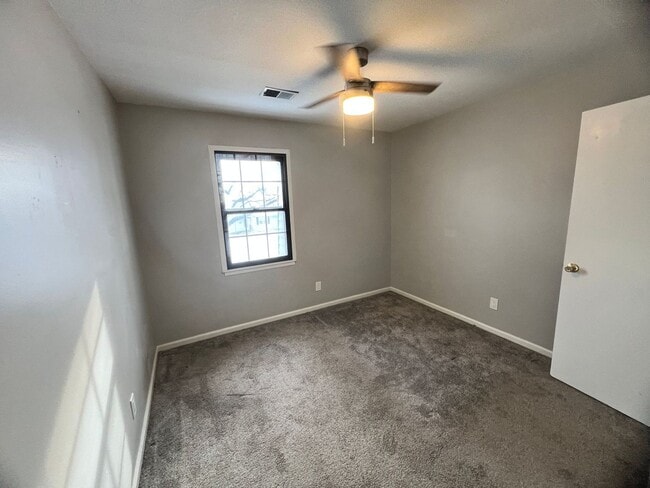 Building Photo - Modern 2-Bedroom Apartment with Washer & Dryer!