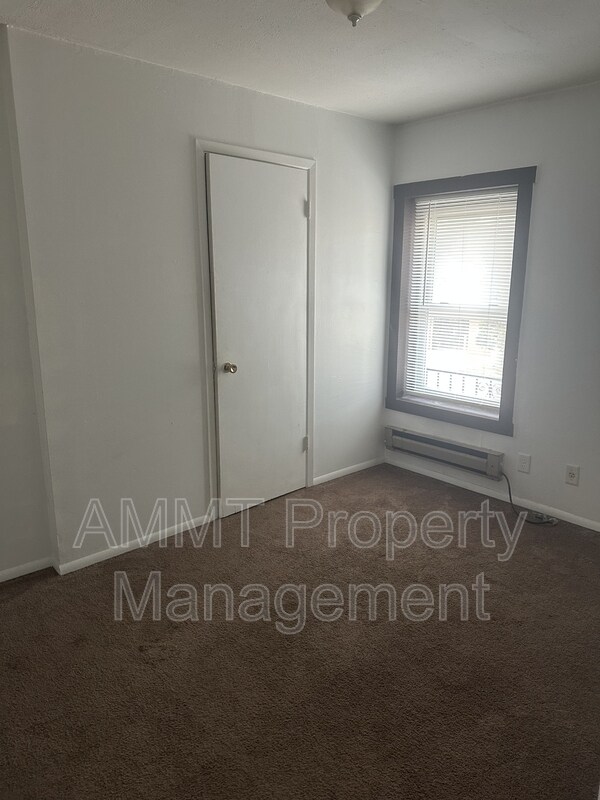 Foto del edificio - 145 E Main St