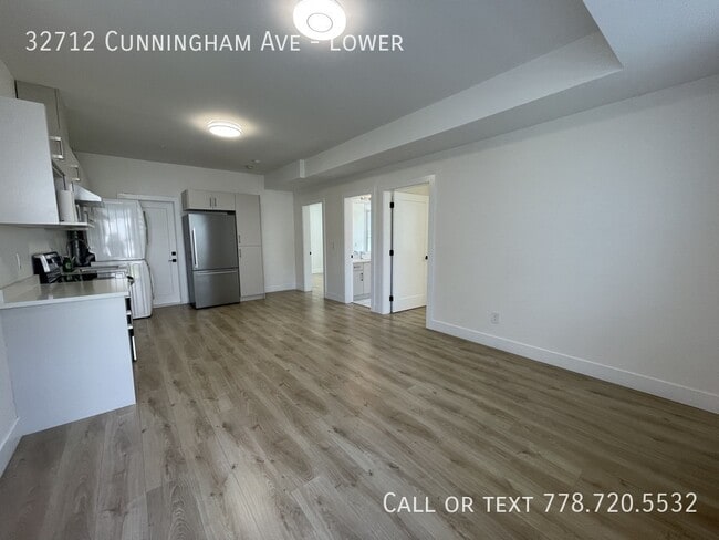 Building Photo - Bright 2 Bedroom UTILITIES INCLUDED