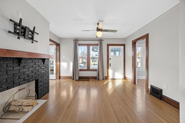 Building Photo - Updated Single Family Home in Convenient NE Side Location