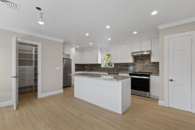 Building Photo - 40 Ledge Ave