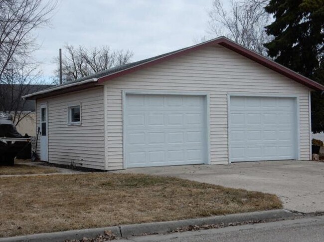 2-car detached garage with street access - 622 Markley Avenue South