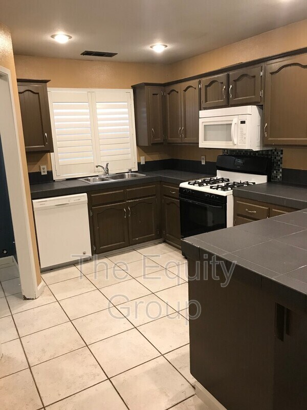 Building Photo - 2510 N Charter Oak Ct