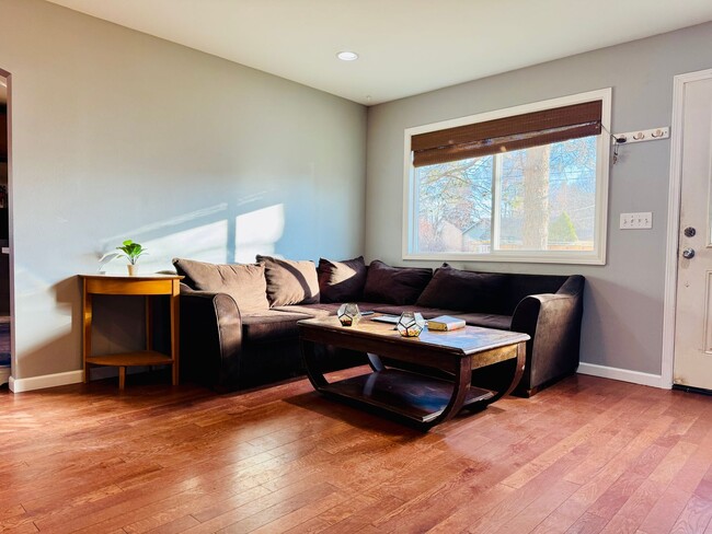 Building Photo - Experience contemporary comfort and exceptional convenience in this elegantly updated 3-bedroom, ...