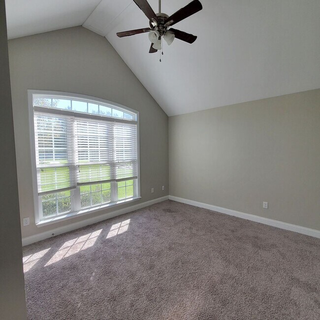 Foto del edificio - Spacious 4-Bedroom Home with Modern Featur...