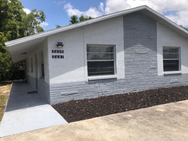 Building Photo - Freshly Updated 2BR/1BA Duplex Unit in Hol...