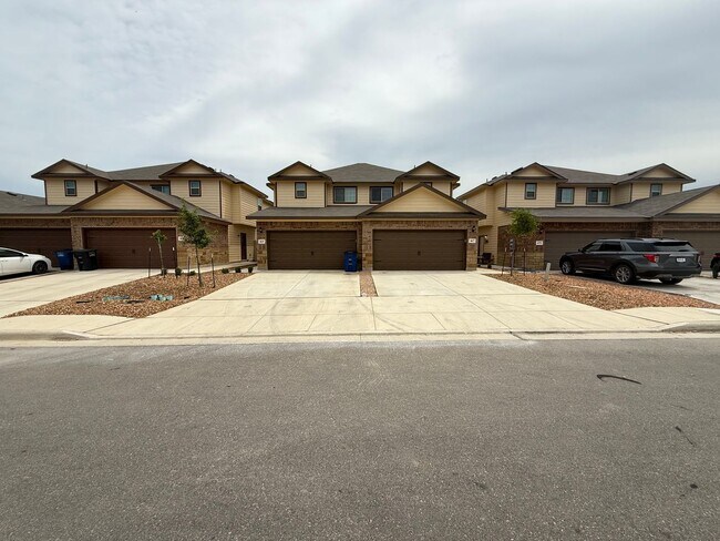 Foto del edificio - 3bd/2.5ba Two-Story Duplex in Prime Location