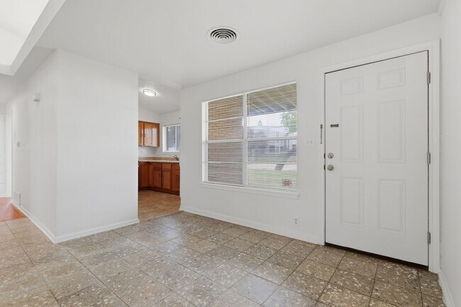 Building Photo - Prime North Central Location!