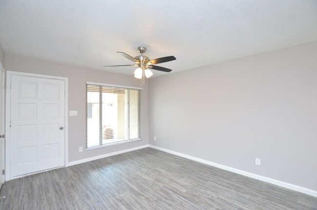 Building Photo - 785 N Arrowhead Dr