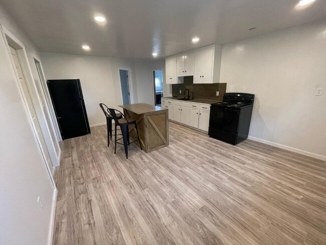 Foto del edificio - 272 River Rd