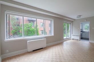 Building Photo - 4555 Av. Bonavista